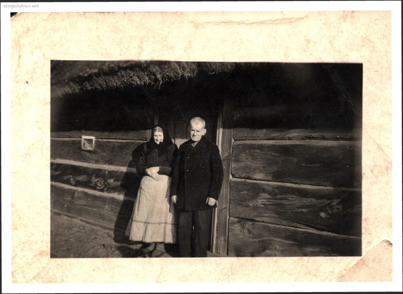 Starsza para w&nbsp;ubiorze codziennym, Niałek Wielki, przed 1939&nbsp;r., ze&nbsp;zbiorów Muzeum Regionalnego w&nbsp;Wolsztynie.