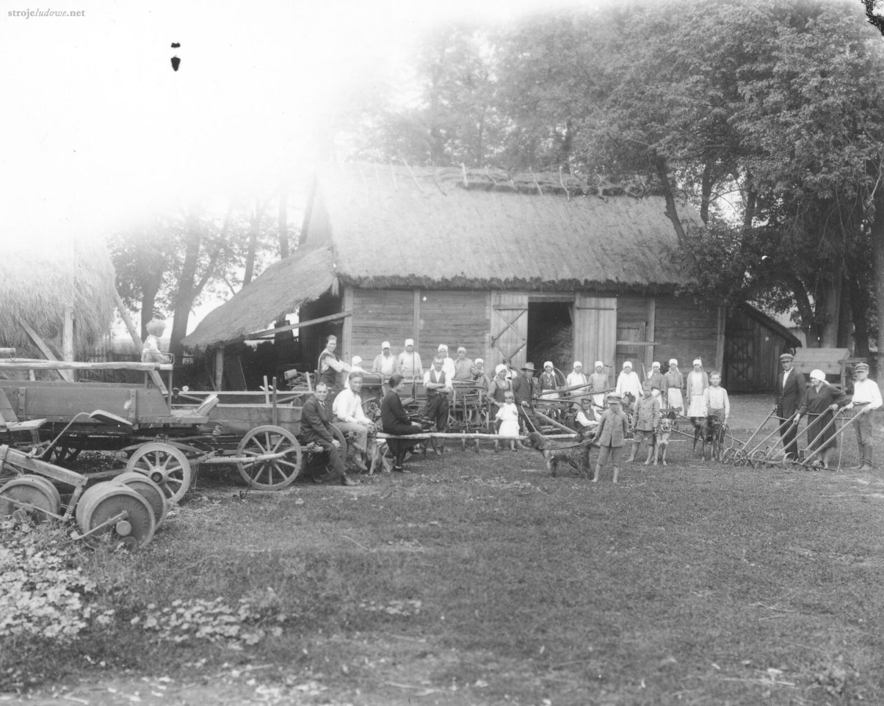 Pracownicy zebrani na&nbsp;podwórku gospodarstwa Szczepana Ciekota, Chodów, ze&nbsp;zbiorów Muzeum Regionalnego w&nbsp;Siedlcach, fot. Adolf Gancwol-Ganiewski. 