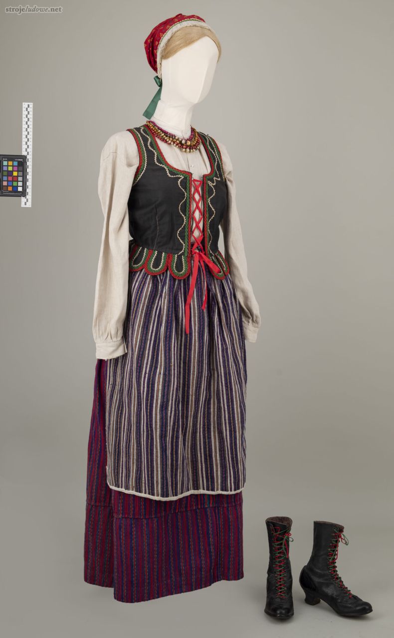Kobiecy strój radzyński, ze&nbsp;zbiorów Muzeum Narodowego w&nbsp;Lublinie, fot. M. Niećko