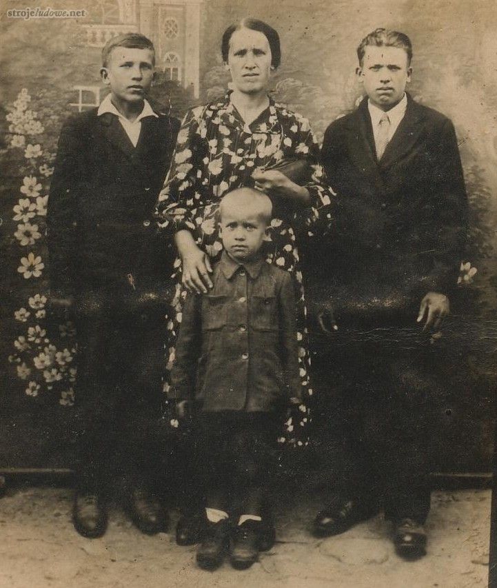 Helena Skorupska z&nbsp;synami po&nbsp;jej lewej stronie  Tadeusz, po&nbsp;prawej Marian, przed nią Stanisław, zdjęcie wykonane przez wędrownego fotografa, Kamianki-Czabaje, rok 1939&nbsp;lub 1940. Zbiory Magdaleny Papakul.