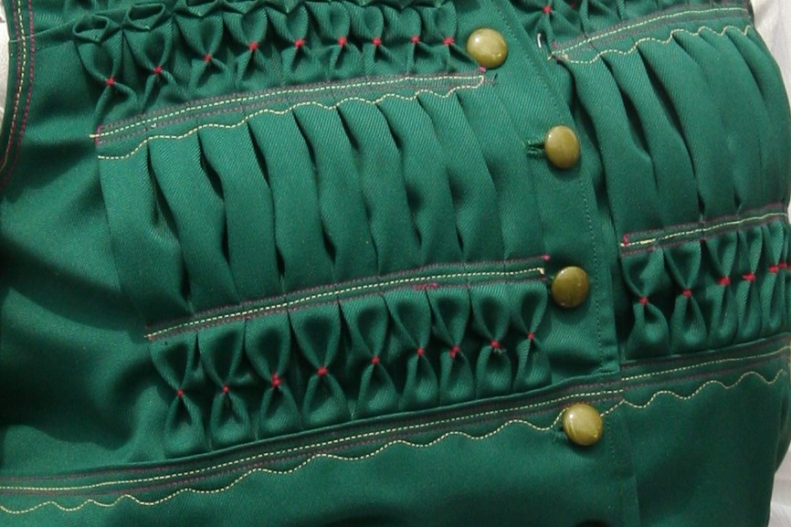 Stanik letniej sukienki ozdobiony tzw. wodami, Sieradzkie, 2018&nbsp;r., fot. A. Woźniak

Stanik letniej sukienki szyto przeważnie na&nbsp;karczku. Kompozycja zaszyć ułożona była szlakowo, pomiędzy podwójnymi rzędami  poziomych, fantazyjnie układających się fakturowo w&nbsp;rozety zaszyć. Zaszycia wykonywano kolorowymi nićmi, a&nbsp;pomiędzy znajdowały się pionowo ułożone kontrafałdki lub plisy. Stanik doszywano do&nbsp;spódnicy w&nbsp;pasie.