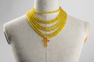 Korale <em>żigloki</em>, szklane z&nbsp;bursztynowym krzyżykiem, Dąbrówka Wielka (dzielnica Piekar Śląskich), lata 30. XX&nbsp;wieku. Ze&nbsp;zbiorów Muzeum Górnośląskiego w&nbsp;Bytomiu.