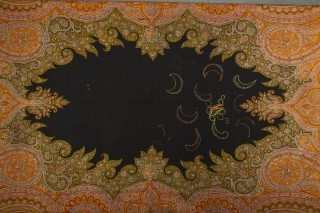 <em>Żdżadełko</em> szpigla do&nbsp;stroju ślubnego z&nbsp;motywem księżyca w&nbsp;nowiu oraz monogramem „TW”, Orzech, początek XX&nbsp;w. Ze&nbsp;zbiorów Muzeum Górnośląskiego w&nbsp;Bytomiu.