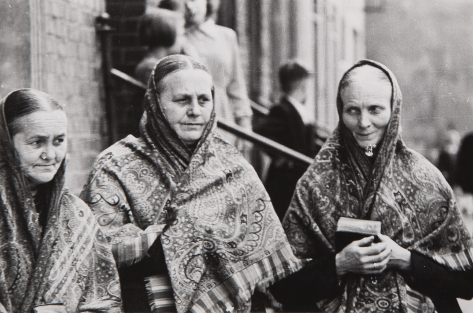 Kobiety w&nbsp;chustach „szpiglach”, Piekary Śląskie, 1956&nbsp;r., fot. Stefan Deptuszewski. Ze&nbsp;zbiorów Muzeum Górnośląskiego w&nbsp;Bytomiu.