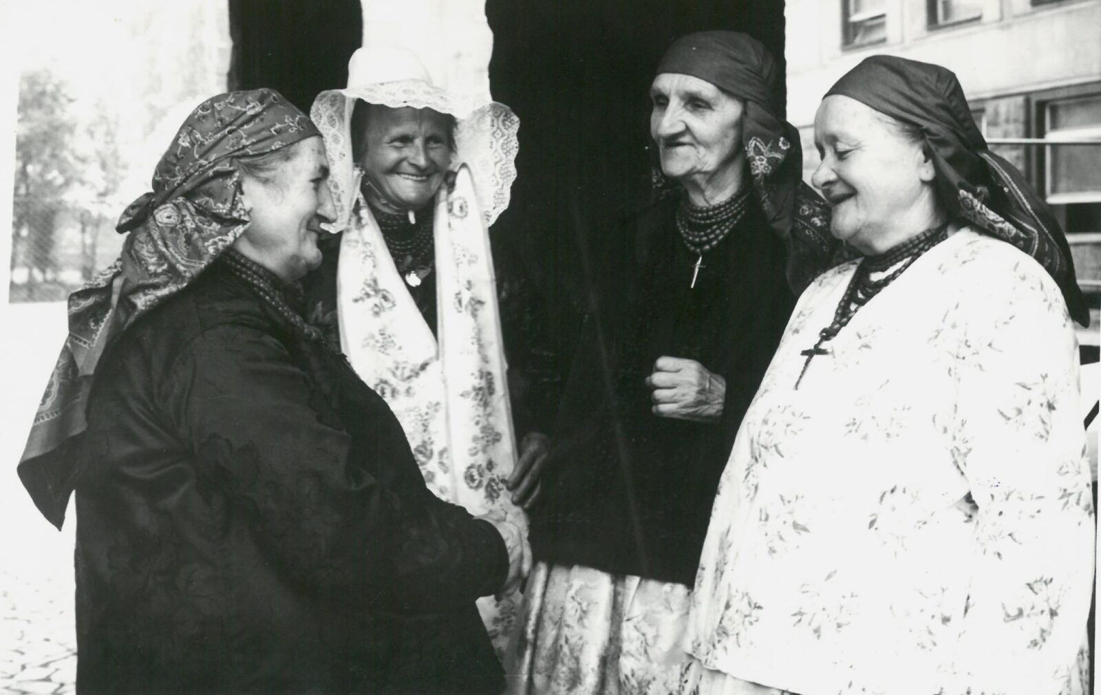 Kobiety w&nbsp;różnych wariantach stroju rozbarskiego, 1967&nbsp;r., Katowice, fot. Stefan Deptuszewski. Ze&nbsp;zbiorów Muzeum Górnośląskiego w&nbsp;Bytomiu.