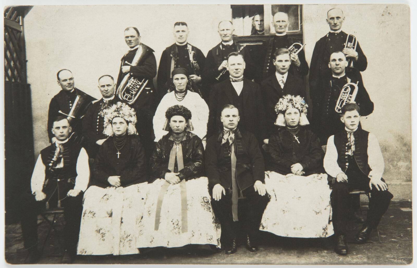 Nowożeńcy w&nbsp;stroju rozbarskim, Piekary Śląskie, początek XX&nbsp;w., atelier Oscar Anders Beuthen. Ze&nbsp;zbiorów Muzeum Górnośląskiego w&nbsp;Bytomiu.