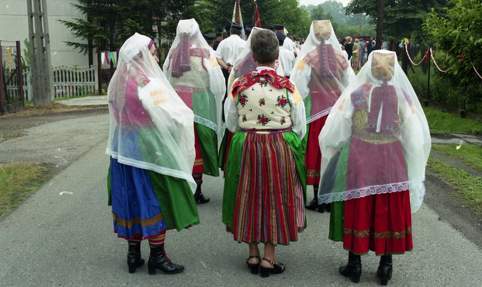 Wilamowianki w strojach na Boże Ciało. Charakterystyczne welony na tę okazję u kobiet. 
19 czerwca 2003 r. Projekt badawczy: Elżbieta Królikowska, Alicja Woźniak, fot. Władysław Pohorecki, Archiwum Etnograficzne Muzeum Archeologicznego i Etnograficznego w Łodzi.
