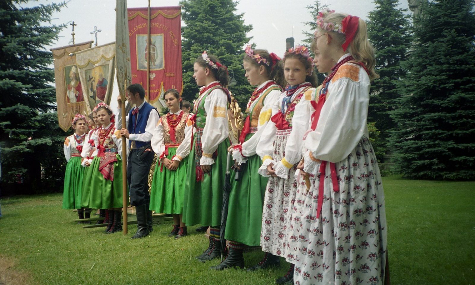 Młodzież (głównie z&nbsp;Zespołu Regionalnego „Fil”) podczas procesji Bożego Ciała. 19&nbsp;czerwca 2003&nbsp;r. Projekt badawczy: Elżbieta Królikowska, Alicja Woźniak, fot. Władysław Pohorecki, Archiwum Etnograficzne Muzeum Archeologicznego i&nbsp;Etnograficznego w&nbsp;Łodzi.