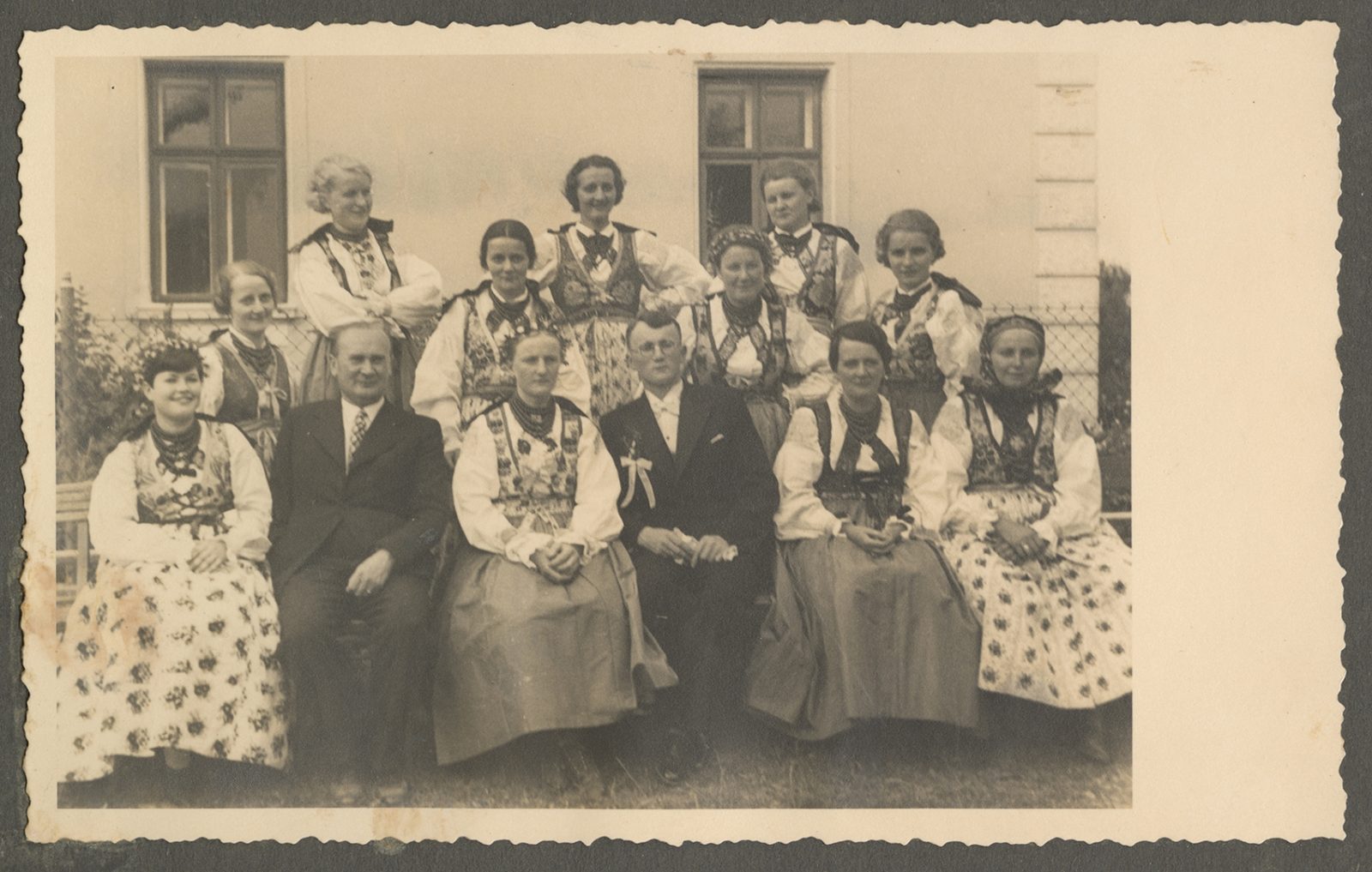 Para młoda: Anna z&nbsp;Foxów (Biöetuł-Mjyra-Hyta) i&nbsp;Jan Bilczewski (Sekreter) wraz z&nbsp;drużkami i&nbsp;starostą powiatu bialskiego Stanisławem Albertim. Wilamowice, 7&nbsp;sierpnia 1935&nbsp;r., ze&nbsp;zbiorów Muzeum Historycznego w&nbsp;Bielsku-Białej.