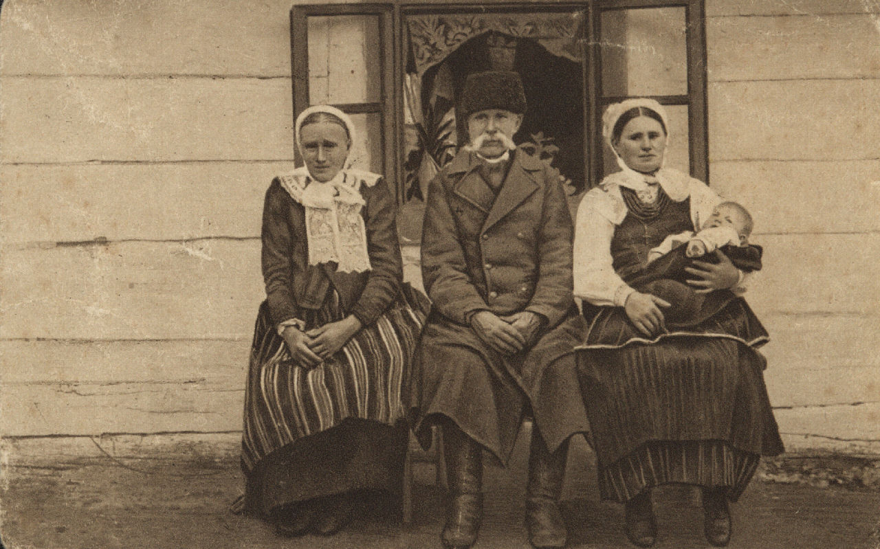 Rodzina, trzy pokolenia Wielunian, ok. 1930 r. Reprodukcja pocztówki. Ze zbiorów Muzeum Ziemi Wieluńskiej.