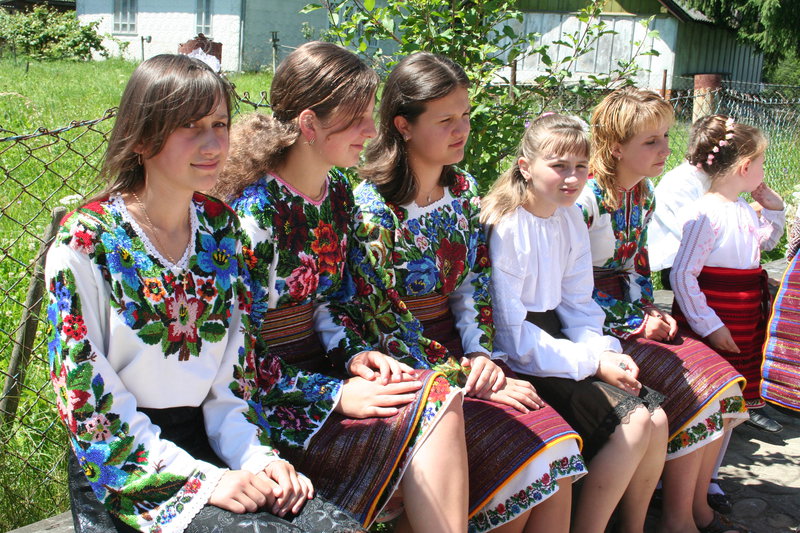 W koszulach haftowanych koralikami, 2009&nbsp;r., Huculszczyzna, fot. A. Woźniak