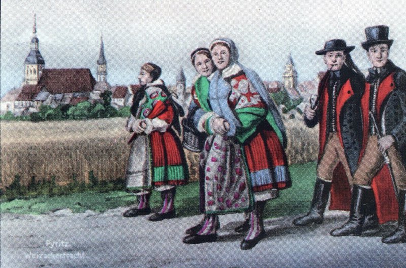 Grupa w stroju pyrzyckim w drodze do kościoła, pocztówka, 1930, produkcja Wili Lipski, własność prywatna