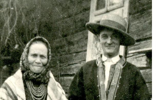 Portret kobiety w wełnianej chustce i mężczyzny w słomianym kapeluszu, ze zbiorów Muzeum Etnograficznego w Rzeszowie