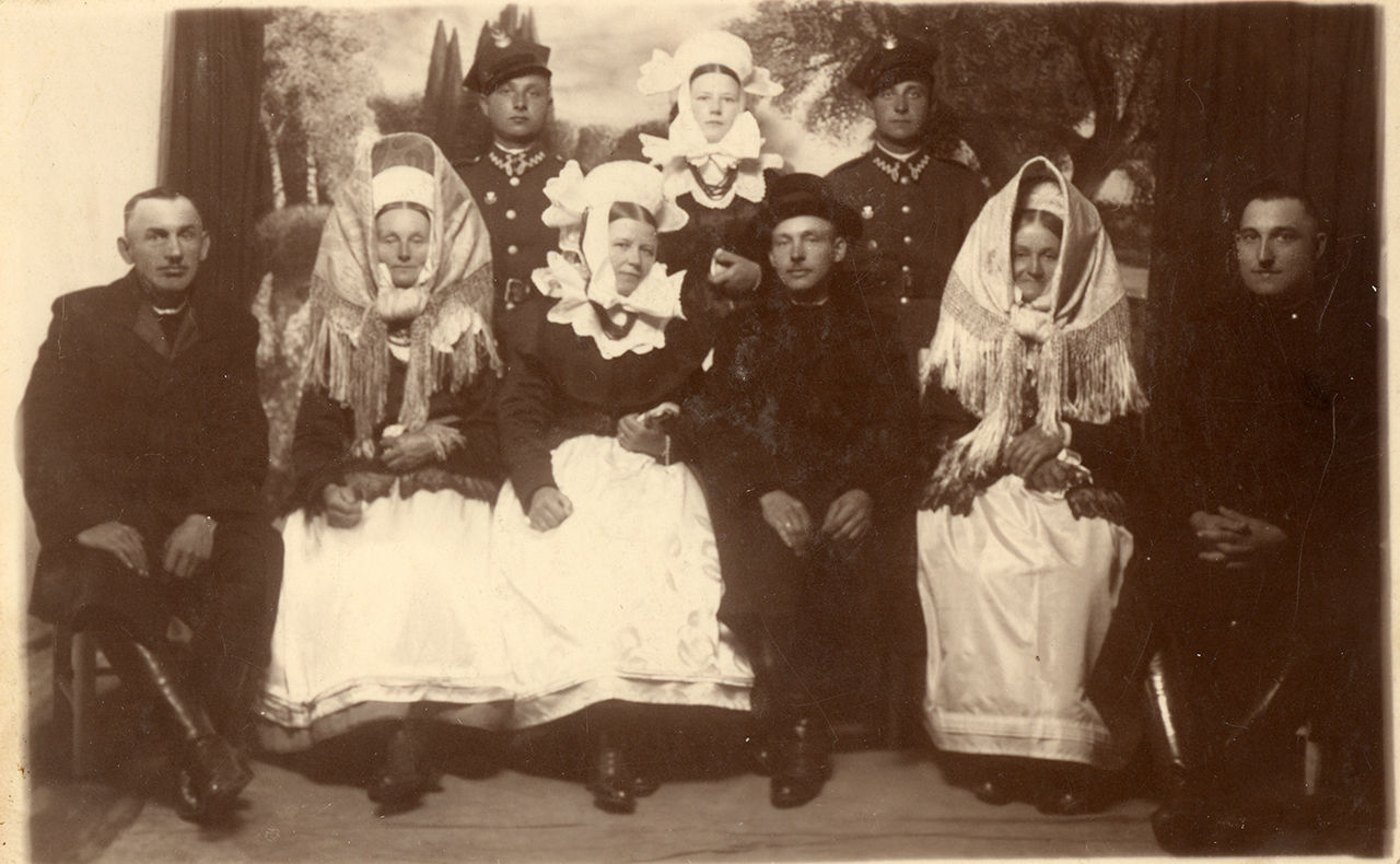 Biskupianie w&nbsp;strojach, okres międzywojenny. Archiwum Etnograficzne  Muzeum Archeologicznego i&nbsp;Etnograficznego w&nbsp;Łodzi