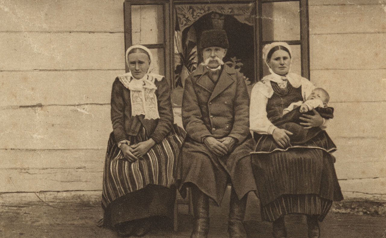 Rodzina, trzy pokolenia Wielunian, ok. 1930 r. Reprodukcja pocztówki. Ze zbiorów Muzeum Ziemi Wieluńskiej

Wysokie czapki z baraniego futra, o wydłużonym kształcie nazywano w tym regionie <em>baranicami</em>.