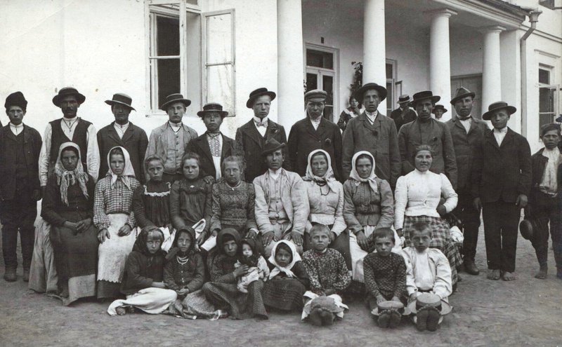Dziedzic Milowicz z&nbsp;pracownikami, Modryniec, ok. 1908&nbsp;r.
(Hrubieszów), fot. NN, Muzeum im. ks. St. Staszica w&nbsp;Hrubieszowie
