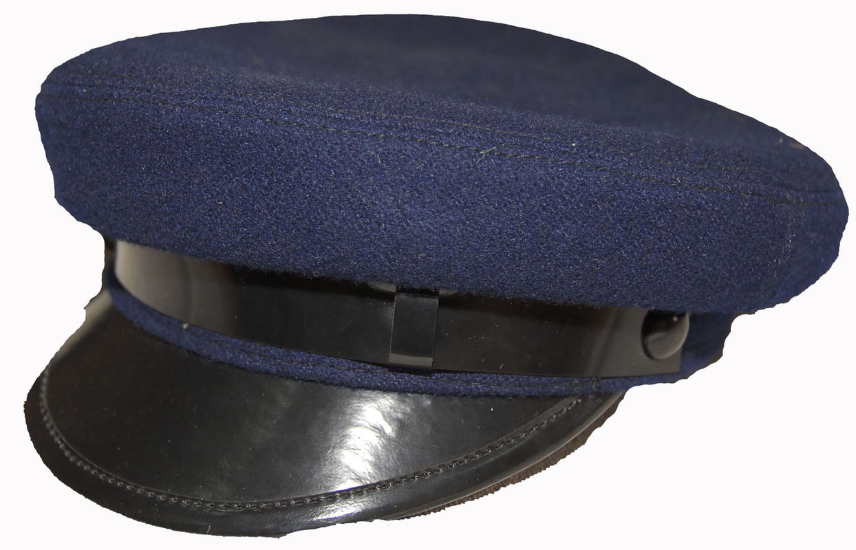 Maciejówka, Sieradzkie, okres międzywojenny. Ze&nbsp;zbiorów Muzeum Archeologicznego i&nbsp;Etnograficznego w&nbsp;Łodzi, fot. Wł. Pohorecki

Krój maciejówek składał się z&nbsp;okrągłego wierzchu wystającego ponad otok, daszka i&nbsp;lampasa z&nbsp;masy. Moda na&nbsp;nie rozpowszechniła się w&nbsp;okresie międzywojennym.