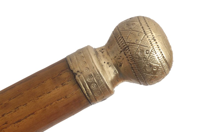 Laska (<em>pałycia</em>), okres międzywojenny, Huculszczyzna, ze&nbsp;zbiorów Muzeum Archeologicznego i&nbsp;Etnograficznego w&nbsp;Łodzi, fot. Wł. Pohorecki

<em>Pałycią</em> nazywano laskę zakończoną okrągłą, mosiężną kulą, zdobioną także mosiężna blachą o&nbsp;różnorodnych wzorach, wycinanych lub puncowanych.