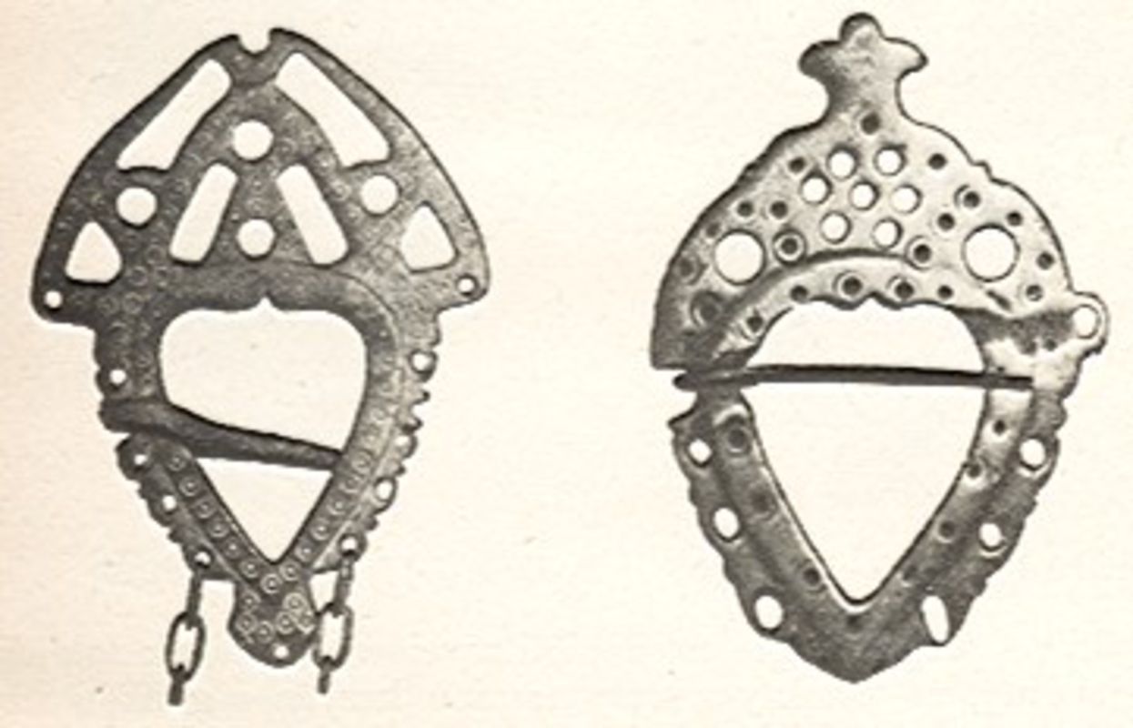 Spinki, brąz, odlew, Podhale, W. Antoniewicz, Metalowe spinki góralskie, Kraków, 1928

Starsze spinki, o małych rozmiarach wykonywano techniką odlewania, znacznie większe, modne później wycinano z blachy.