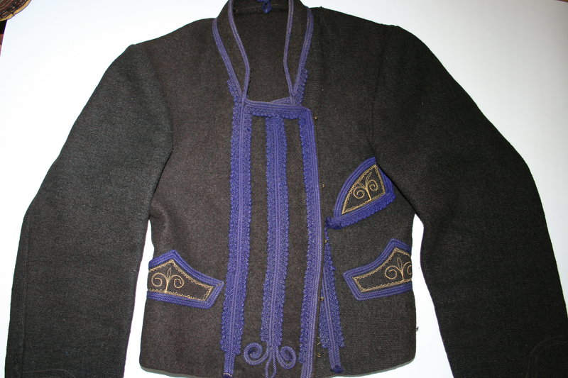 Męski <em>kabat,</em> Podlasie Nadbużańskie, okres międzywojenny, ze&nbsp;zbiorów Muzeum Archeologicznego i&nbsp;Etnograficznego w&nbsp;Łodzi, fot. Wł. Pohorecki

Mężczyźni nosili <em>kabaty</em>, o&nbsp;kroju zbliżonym do&nbsp;kobiecych kaftanów. Pod wpływem mody zaczęli nosić kamizele. Szyto je z&nbsp;różnych tkanin w&nbsp;kolorach brązowym, czarnym i&nbsp;szarym. Nie miały rękawów, z&nbsp;przodu zapinano je na&nbsp;guziki, plecy były zakończone u&nbsp;dołu lekkim wydłużeniem, tzw. <em>ogonem</em>, z&nbsp;wyciętym pośrodku ząbkiem.