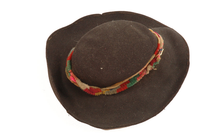 Kapelusz<em> </em>(<em>kresania</em>), początek XX&nbsp;w., Huculszczyzna,Ze zbiorów Muzeum Archeologicznego i&nbsp;Etnograficznego w&nbsp;Łodzi, fot. Wł. Pohorecki

Kapelusze huculskie były filcowe, w&nbsp;kolorze czarnym. Noszone na co&nbsp;dzień nie miały zdobień, mogły być jedynie obwiązane skręconym sznurem, świąteczne zdobiono kolorowymi sznurkami z&nbsp;wełny. Denko kapelusza było, jak pisał Szuchiewicz<em>, owiązane złocistym galonem, basaman, mosiężną wzorzystą blachą albo różnobarwnymi sznurkami, bajorkiem – rodzajem metalowych, skręconych nici</em>. Współcześnie kapelusze ozdobne noszone są do&nbsp;ślubnych strojów, na&nbsp;specjalne okazje związane z&nbsp;obrzędowością rodzinną lub podczas zorganizowanych wydarzeń, związanych z&nbsp;tradycją. Krój kapeluszy zmienił się: denko jest teraz bardzo sztywne, a&nbsp;wysoka główka niemal całkowicie ozdobiona ułożoną szlakowo wełną w&nbsp;ostrych zestawieniach kolorystycznych np. różowo-biało-czerwoną, świecącymi cekinami i&nbsp;sznurkami. Zmniejszyło się natomiast wywinięcie, które w&nbsp;starych kapeluszach stanowiło duży wywinięty do&nbsp;góry otok; współczesny kapelusz ma&nbsp;małe rondo, również wywinięte do&nbsp;góry.