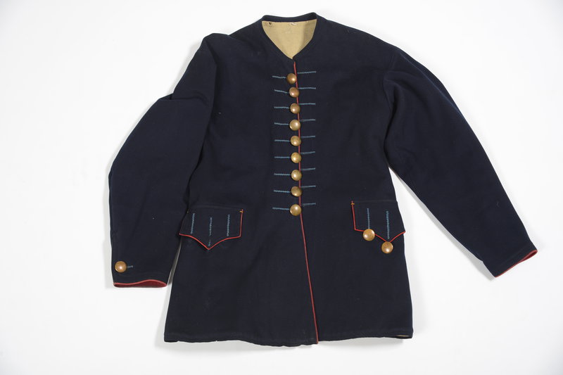 <em>Kamzola</em> – kaftan męski, bytomskie, okres międzywojenny, ze&nbsp;zbiorów Muzeum Archeologicznego i&nbsp;Etnograficznego w&nbsp;Łodzi, fot. Władysław Pohorecki.

Kaftan, czyli tzw. <em>kamzela</em>, był noszony na&nbsp;kamizelkę – <em>bruclek</em>. Miał taki sam krój jak kamizelka, szyty był z&nbsp;takiego samego granatowego lub czarnego sukna i&nbsp;podszywany również białą, sukienną podszewką, ale miał długie proste rękawy. Ozdobiony był tak samo jak kamizelka, sukiennymi obszyciami na&nbsp;krawędziach. Z&nbsp;zewnątrz obszycia te&nbsp;były widoczne jako wypustka.