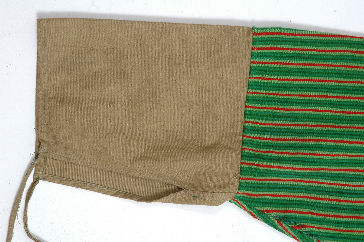 <em>Portki</em>, część wpuszczana w&nbsp;buty, Łęczyckie, okres międzywojenny. Ze&nbsp;zbiorów Muzeum Archeologicznego i&nbsp;Etnograficznego w&nbsp;Łodzi, fot. Wł. Pohorecki