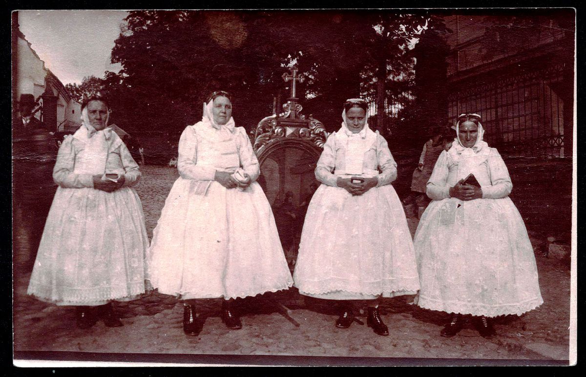 <strong> </strong>

Cztery „obraźniczki”, 1938&nbsp;r. Fotografia ze&nbsp;zbiorów Muzeum Etnograficznego, Oddział Muzeum Narodowego w&nbsp;Poznaniu