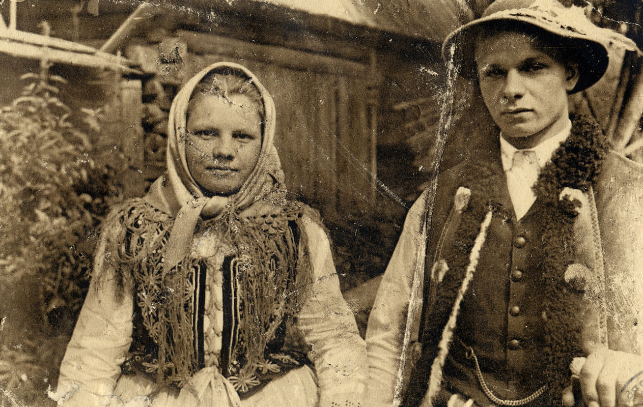 Mężczyzna i&nbsp;kobieta w&nbsp;strojach góralskich, „Państwo Młodzi”, brak danych, dep. J.J. Michalskich, Archiwum Naukowe Państwowego Muzeum Etnograficznego w&nbsp;Warszawie

Gorsety starszego typu, były najczęściej czerwone lub bordowe, zdobiły je&nbsp;naszycia z&nbsp;<em>siutasia</em> (sutaszu), najczęściej czarnego, ułożonego w&nbsp;formie linearnej i&nbsp;pętlicowej.

<strong> </strong>