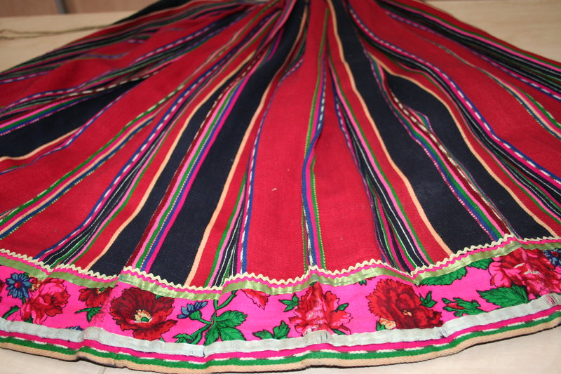 Spódnica<em> </em>(<em>pichula</em>)<em>, </em>Podlasie Nadbużańskie, okres międzywojenny, ze&nbsp;zbiorów Muzeum Archeologicznego i&nbsp;Etnograficznego w&nbsp;Łodzi, fot. Wł. Pohorecki

Doły spódnic wykańczano szczoteczką i&nbsp;taśmą w&nbsp;kolorze ciemnogranatowym lub czerwonym. Świąteczne spódnice zdobiono wzdłuż dolnej krawędzi naszyciami z&nbsp;tybetu (najczęściej zielonego), wstążek, koronki i&nbsp;chustek drukowanych w&nbsp;kwiaty.