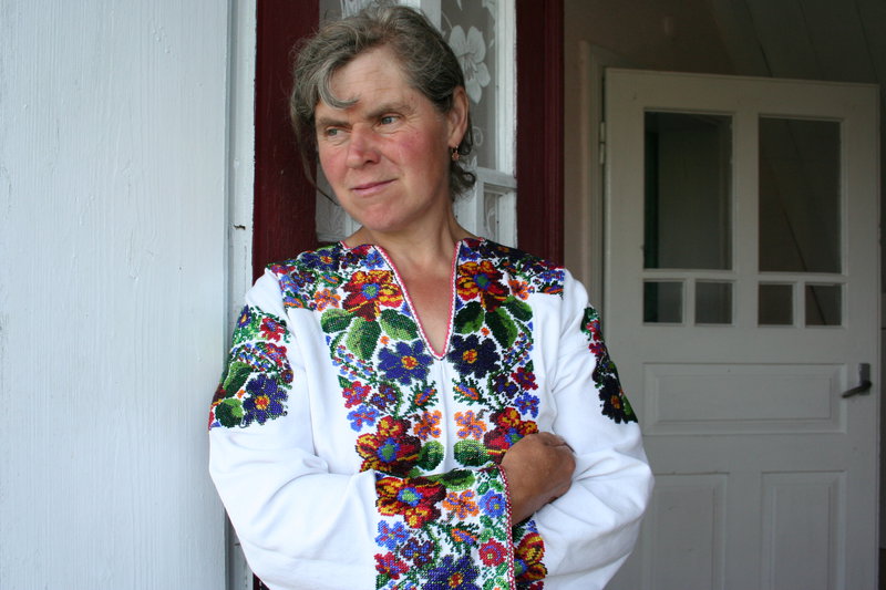 W koszuli haftowanej koralikami, 2010&nbsp;r., Huculszczyzna. Fot. A. Woźniak