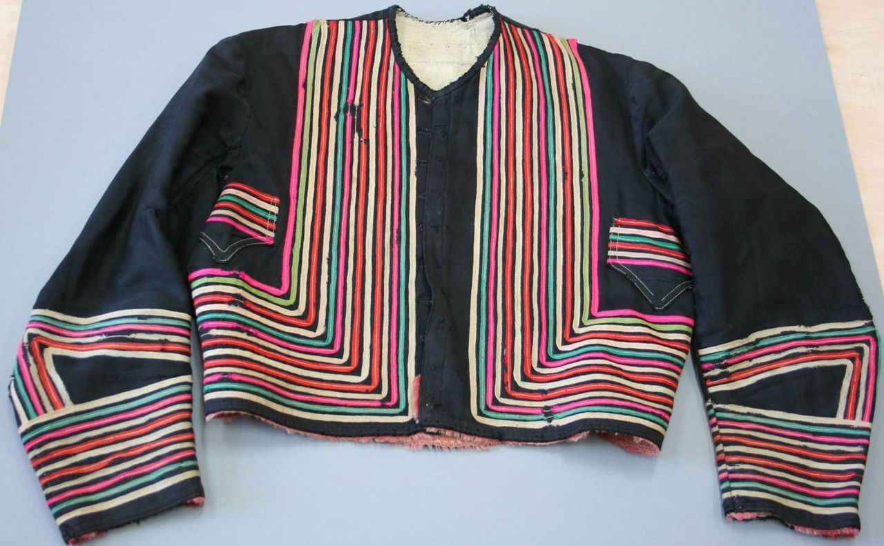 Kaftan kobiecy, krzczonowskie, okres międzywojenny. Ze&nbsp;zbiorów Muzeum Archeologicznego i&nbsp;Etnograficznego w&nbsp;Łodzi, fot. Wł. Pohorecki

Zdobnictwo kaftanów początkowo ograniczone do&nbsp;skromnych stebnówek, z&nbsp;czasem zaczęło się rozrastać. Zamiast stebnówek zaczęto ozdabiać je&nbsp;naszytymi kolorowymi tasiemkami i&nbsp;wstążkami.