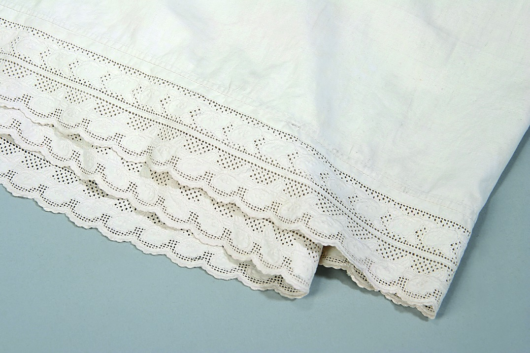 Spódnik spodni – halka z&nbsp;płótna, dołem obszyta koronką fabryczną, Dąbrówka Wielkopolska, I&nbsp;połowa XX&nbsp;w. Ze&nbsp;zbiorów Muzeum Kultur Świata, Oddziału Muzeum Narodowego w&nbsp;Poznaniu, fot. A. Cieślawska