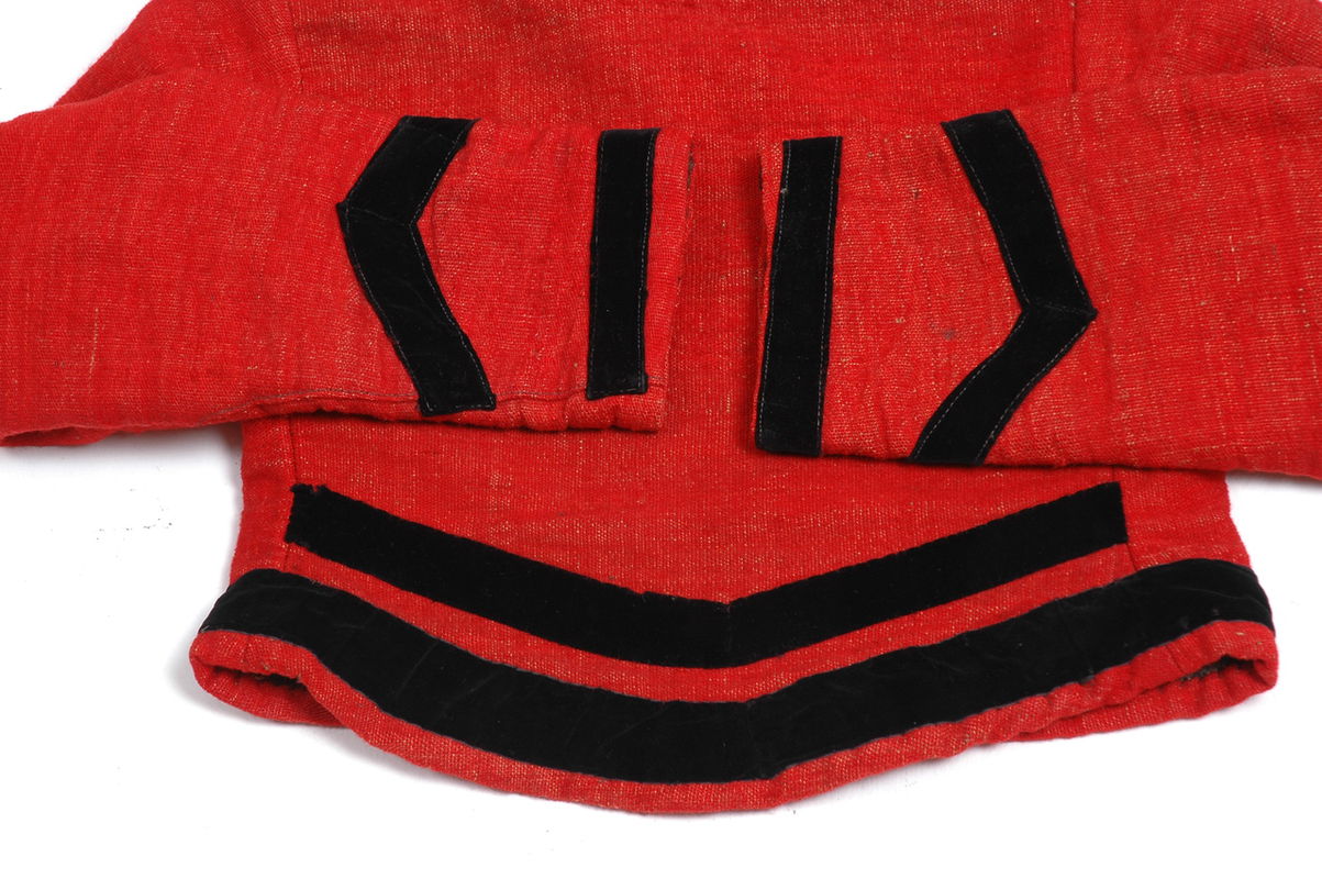 Kaftan <em>z ogonem</em> – ozdobne naszycia z&nbsp;aksamitek, Sieradzkie, okres międzywojenny. Ze&nbsp;zbiorów Muzeum Archeologicznego i&nbsp;Etnograficznego w&nbsp;Łodzi, fot. Wł. Pohorecki

Kaftany sieradzkie ozdabiane były czarnymi aksamitkami, naszytymi, na&nbsp;przodach, rękawach i&nbsp;wzdłuż brzegów.