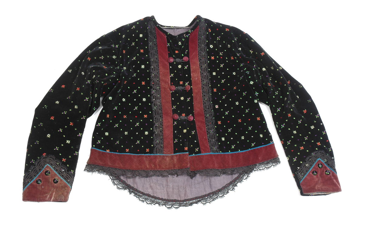 Kaftan, Wieluńskie, okres międzywojenny. Ze&nbsp;zbiorów Muzeum Archeologicznego i&nbsp;Etnograficznego w&nbsp;Łodzi, fot. Wł. Pohorecki

Młode dziewczyny nosiły kaftany niebieskie, czerwone lub różowe, starsze kobiety: granatowe, zielone, buraczkowe, najstarsze: czarne lub brązowe.