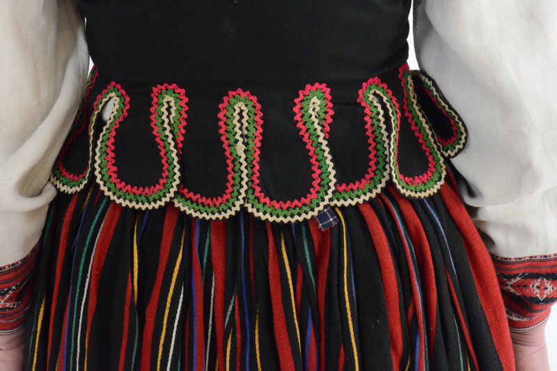 <em>Taszki</em> – półokrągłe klapki, rozmieszczone wzdłuż talii, Podlasie Nadbużańskie, okres międzywojenny, ze&nbsp;zbiorów Muzeum Archeologicznego i&nbsp;Etnograficznego w&nbsp;Łodzi, fot. Wł. Pohorecki