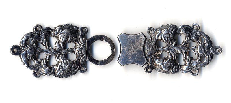 Klamerka do&nbsp;<em>szpencera</em>, odlew srebrny, ze&nbsp;zbiorów Państwowego Muzeum Etnograficznego w&nbsp;Warszawie, fot. E. Koprowski

Pasek <em>szpencera </em>spinała metalowa, często srebrna, dwuczęściowa klamra (podobna do&nbsp;pary <em>hoczków</em>).<em> </em>

<em> </em>