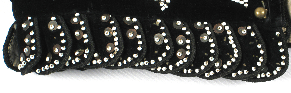 Kaletki przy gorsecie, Krakowiacy Wschodni. Ze&nbsp;zbiorów Państwowego Muzeum Etnograficznego w&nbsp;Warszawie, fot. E. Koprowski