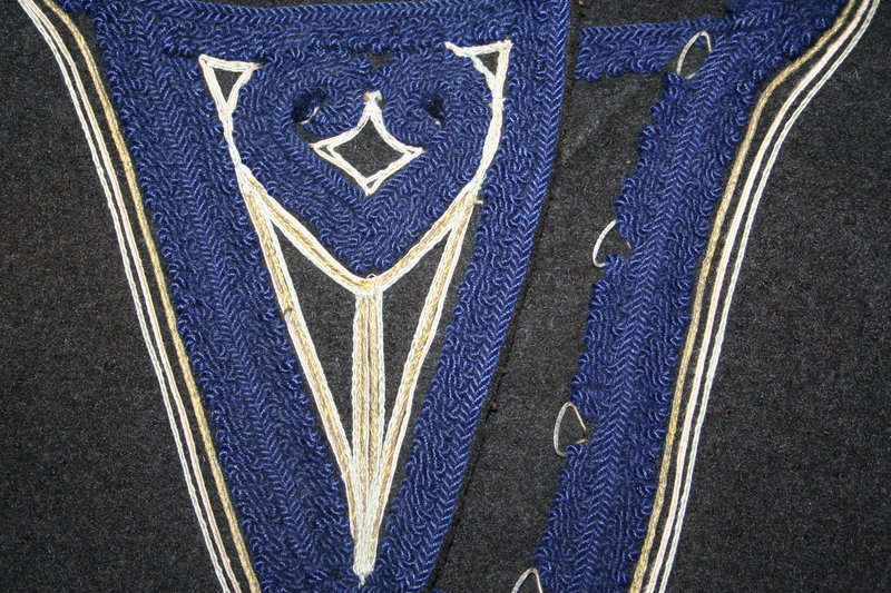 <em>Serce </em>– fragment przodu <em>kabata </em>o kształcie trapezu ozdobiony niebieskim sznurkiem, Podlasie Nadbużańskie, okres międzywojenny, ze&nbsp;zbiorów Muzeum Archeologicznego i&nbsp;Etnograficznego w&nbsp;Łodzi, fot. Wł. Pohorecki

<em>Kabaty</em> zdobiono podobnie jak na&nbsp;Podlasiu w&nbsp;okolicach Włodawy, tj. obszywano je&nbsp;niebieskimi lub żółtymi ozdobnymi sznurkami. Czasem była to&nbsp;stebnówka wykonana świecącymi, złotymi lub żółtymi nićmi, którą obszywano krawędzie <em>taszek</em> i&nbsp;<em>serce</em>.