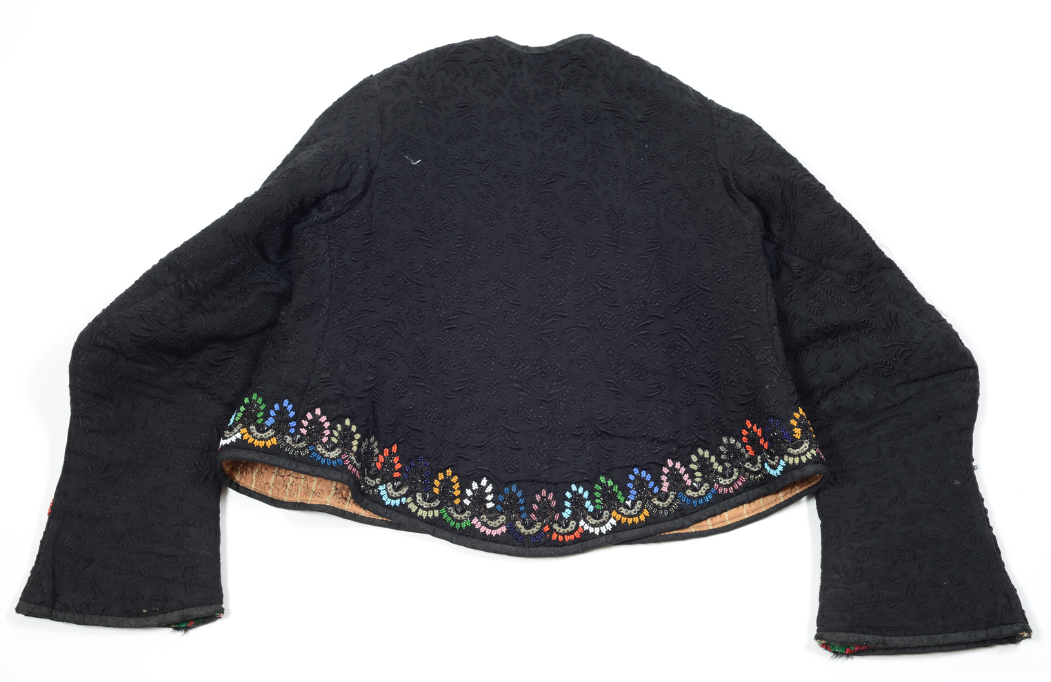 Kaftan, przeworskie, koniec XIX w. Ze&nbsp;zbiorów Muzeum Archeologicznego i&nbsp;Etnograficznego w&nbsp;Łodzi, fot. Wł. Pohorecki

Kaftany miały krój bardzo podobny do&nbsp;gorsetów. Szyto je z&nbsp;tkanin wełnianych, aksamitu i&nbsp;jednokolorowych żakardów. Kaftany były szyte na&nbsp;podszewce i&nbsp;watowane, zapinano je na&nbsp;guziczki. Zdobiono je w&nbsp;miejscach widocznych spod chustki tzn. na&nbsp;przodach i&nbsp;wzdłuż dolnego brzegu, oraz u&nbsp;dołu rękawów. Zdobienia były wykonane haftem koralikowym, często o&nbsp;motywach roślinnych, jedno lub wielokolorowym. Kompozycje na&nbsp;rękawach często były rozbudowane.