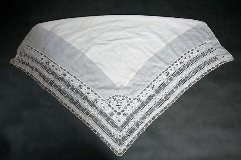 Chusta naramienna z&nbsp;białego batystu, ze&nbsp;zbiorów Muzeum Tkactwa Dolnośląskiego w&nbsp;Kamiennej Górze, fot. F. Grzywacz. Fotografię udostępniło wydawnictwo Edytor

Chustki białe batystowe wzdłuż dwóch boków i na&nbsp;jednym narożu zdobiło tego samego typu wyszycie jak na&nbsp;zapaskach białych, zdobionych haftem.