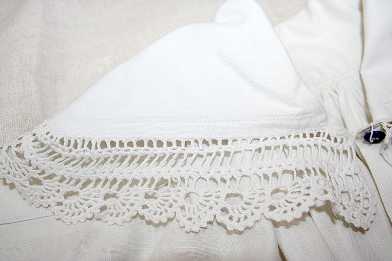 Haft na&nbsp;<em>przyramku</em> koszuli kobiecej<strong>,</strong> świętokrzyskie, okres międzywojenny. Ze&nbsp;zbiorów Muzeum Archeologicznego i&nbsp;Etnograficznego w&nbsp;Łodzi, fot. A. Woźniak

Świętokrzyskie koszule kobiece miały krój przyramkowy. Szyto je z&nbsp;samodziałowych tkanin lnianych. Składały się z&nbsp;dwóch części: górnej, sięgającej do&nbsp;pasa szytej z&nbsp;lepszego gatunku płótna i&nbsp;dolnej, doszywanej, sięgającej do&nbsp;kolan, zwanej <em>nadstawką</em>. <em>Nadstawki</em> wykonywano z&nbsp;gorszego gatunkowo płótna konopnego. Koszule z&nbsp;jednego gatunku płótna nosiły tylko kobiety zamożniejsze.