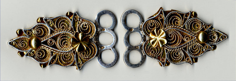 <em>Hoczki</em> filigranowe, ze&nbsp;zbiorów Państwowego Muzeum Etnograficznego w&nbsp;Warszawie, fot. E. Koprowski

Na <em>hoczkach</em> filigranowych występowały motywy geometryczne (esownice, ślimacznice, kółeczka, gwiazdki i&nbsp;krzyżyki) i&nbsp;zgeometryzowane roślinne.