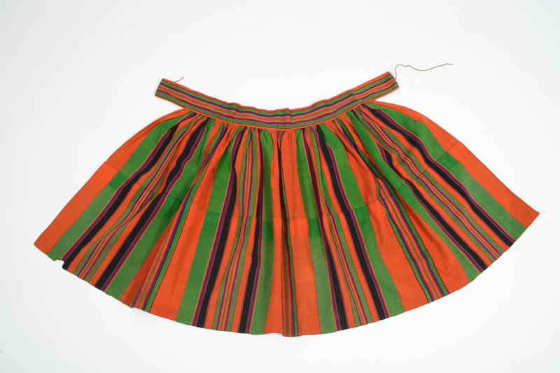 Zapaska naramienna, Ze&nbsp;zbiorów Muzeum Archeologicznego i&nbsp;Etnograficznego w&nbsp;Łodzi, fot. Wł. Pohorecki

Zapaski naramienne pełniły rolę okrycia wierzchniego, najczęściej noszono je&nbsp;zarzucane na&nbsp;ramiona. Nie różniły się krojem od&nbsp;tych noszonych do&nbsp;pasa. W&nbsp;obu przypadkach tkaninę po&nbsp;przymarszczeniu wszywano w&nbsp;szeroką oszewkę, do&nbsp;której końców doszyte były, służące do&nbsp;wiązania troczki. Często w&nbsp;odległości około 35 cm&nbsp;od&nbsp;dolnej krawędzi zapaski miały 3-4 centymetrową poziomą zakładkę.