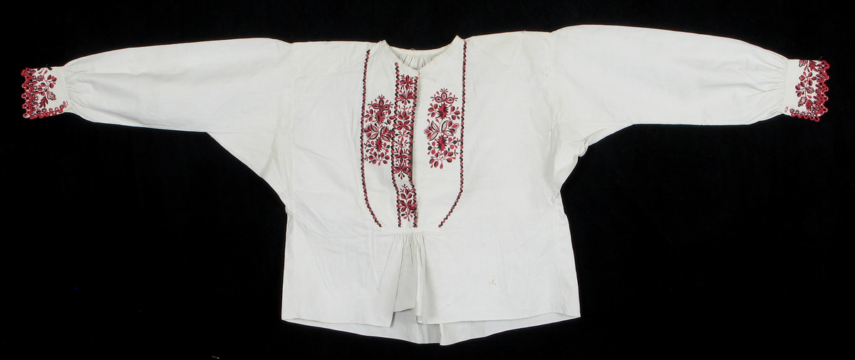 Koszula kobieca z&nbsp;haftem czarno-czerwonym, Krakowiacy Wschodni. Ze&nbsp;zbiorów Państwowego Muzeum Etnograficznego w&nbsp;Warszawie, fot. E. Koprowski

Koszule kobiece zdobiono także rozmieszczonym na&nbsp;przodach i&nbsp;mankietach tzw. <em>podkładanym</em> inaczej <em>rzezanym szyciem</em>, czyli rodzaj haftu<em> </em>angielskiego o&nbsp;motywach roślinnych, którego cechą charakterystyczną było dzielenie czyli <em>rzezanie</em> motywu i&nbsp;wyszywanie nićmi w&nbsp;kontrastowych kolorach czarnym i&nbsp;czerwonym.