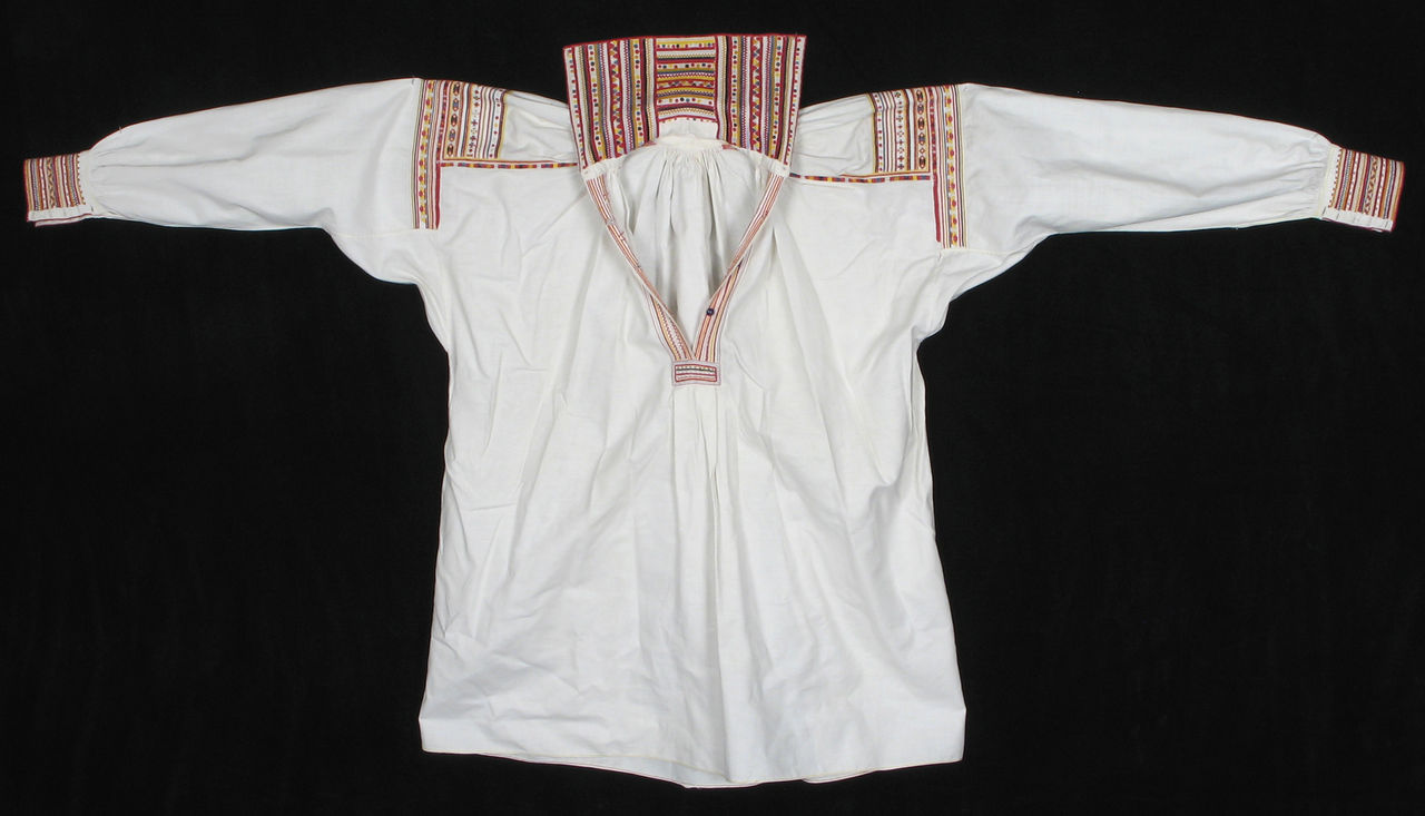 Koszula kobieca. Ze&nbsp;zbiorów Państwowego Muzeum Etnograficznego w&nbsp;Warszawie, fot. E. Koprowski

Zdobienia hafciarskie rozwijały się, wprowadzano nowe wzornictwo i&nbsp;tak do&nbsp;stebnówek i&nbsp;innych ściegów liczonych wprowadzono haft krzyżykowy. Dominowały w&nbsp;nich kolory: biały, czerwony, niebieski i&nbsp;żółty