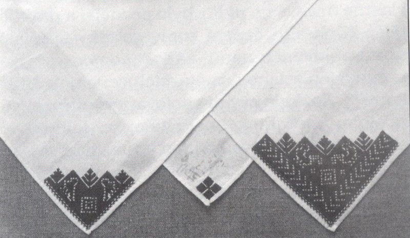 Naroża <em>szatek spuszczowych</em>, własność prywatna, fot. E. Piskorz-Branekova

<strong> </strong>

Nakrycie głowy kobiet starszych stanowiły chusty innego rodzaju: tzw <em>szatki</em> <em>spuszczowe</em> lub <em>sprawione</em>. Przestano je&nbsp;nosić w&nbsp;okresie I&nbsp;wojny światowej. Były to&nbsp;duże (około 150 na&nbsp;150&nbsp;cm), płócienne (zwykle z&nbsp;płótna adamaszkowego) chusty o&nbsp;brzegach obszytych koronką klockową. Ozdabiano je&nbsp;haftem umieszczanym na&nbsp;narożach. Na&nbsp;trzech narożach haftowano motywy (<em>znaki</em>) małe, a na&nbsp;czwartym <em>znak</em> duży, rozbudowany. Wyszycie wykonywano drobnym krzyżykiem dwustronnym. Na&nbsp;wszystkich rogach było ono w&nbsp;tym samym kolorze (czarnym, czerwonym lub różowym).
