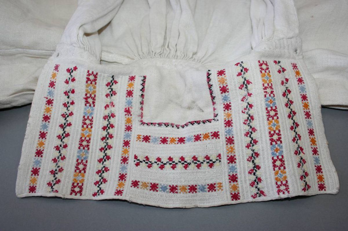 Haft na&nbsp;kołnierzu koszuli kobiecej, krzczonowskie, okres międzywojenny. Ze&nbsp;zbiorów Muzeum Archeologicznego i&nbsp;Etnograficznego w&nbsp;Łodzi, fot. Wł. Pohorecki

W haftach wykorzystywanych na&nbsp;koszulach stosowano motywy geometryczne lub roślinne, które zdobiły zawsze te&nbsp;same części, czyli kołnierz, mankiety, a&nbsp;później gdy zaczęto nosić gorsety także <em>przyramki</em>.