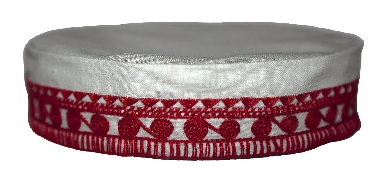 Haft na&nbsp;zatyczce okalającej <em>chamełkę</em>. Ze&nbsp;zbiorów Muzeum Zamojskiego, fot. H. Szkutnik