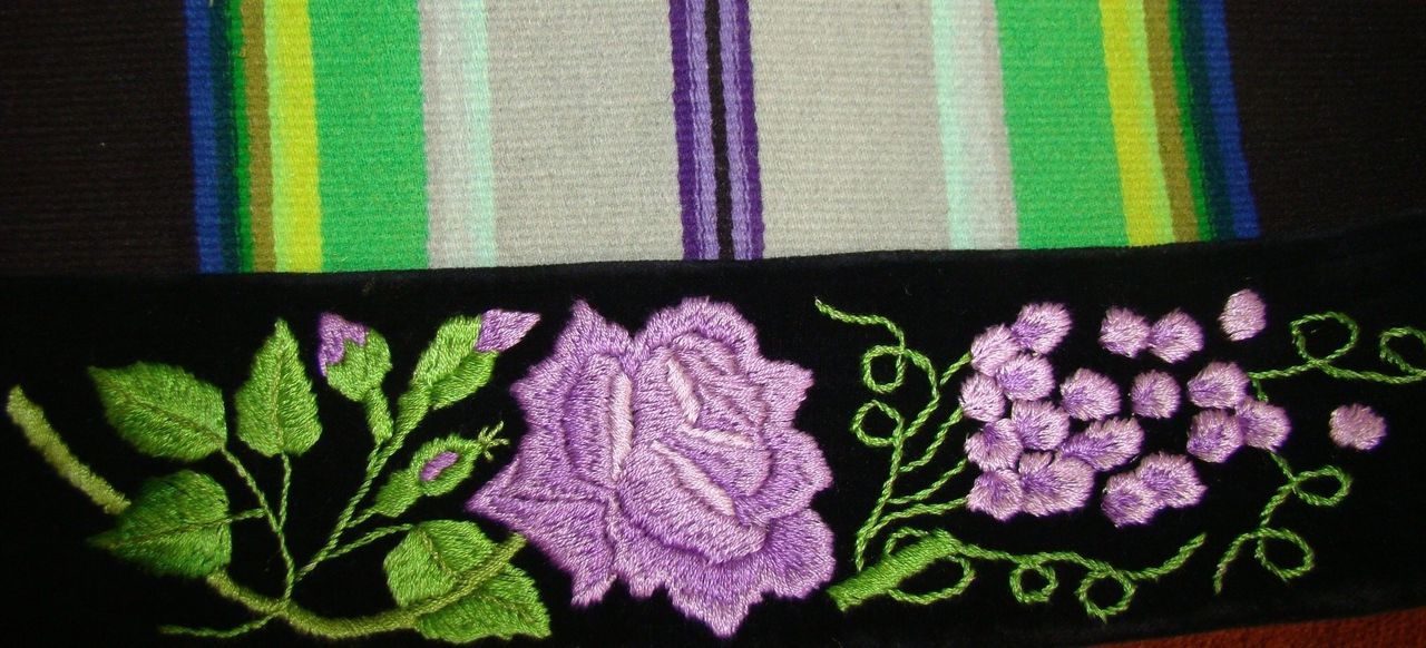 Haft płaski z&nbsp;obszycia (<em>aksamitki</em>)<em> </em>zapaski. Ze&nbsp;zbiorów Muzeum w&nbsp;Łowiczu, fot. M. Bartosiewicz